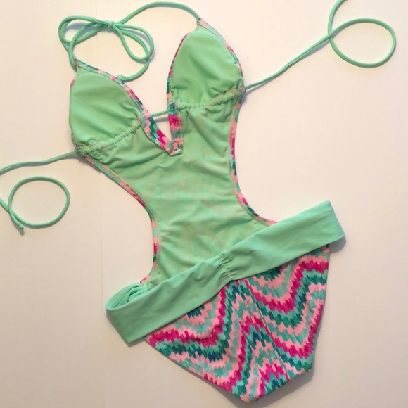 Gianni Bini One Piece Cut Off Swimsuit - Picture 2 of 3